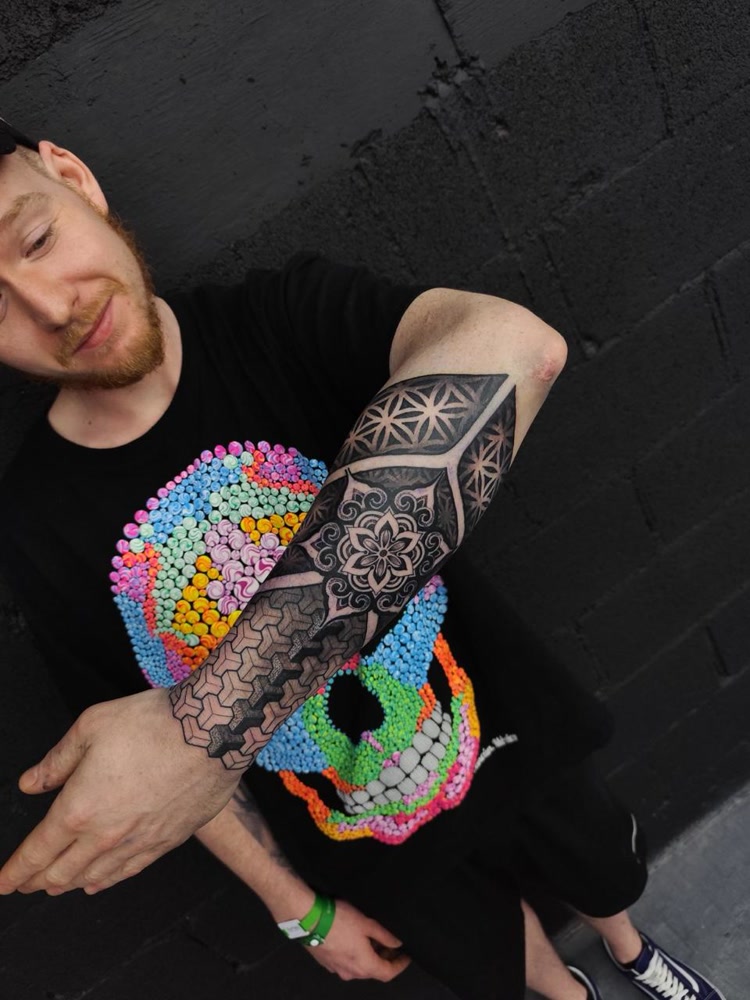 Geometric sleeve with 3D colorful skull