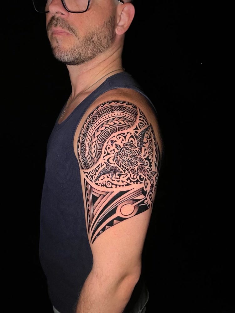 Maori tribal shoulder with dolphin and turtle
