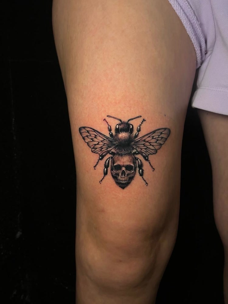 Skull bee blackwork thigh piece